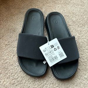 NWT Lululemon Women’s Restfeel Slides Size 7 in Black